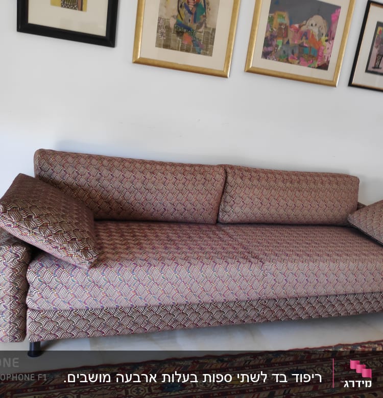 ספה מרופדת עם כריות תואמות בעיצוב גיאומטרי